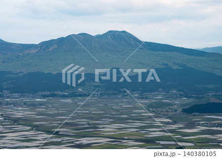 大観峰から望む阿蘇連山とカルデラ盆地の水田・熊本県 大観峰から望む阿蘇連山とカルデラ盆地の水田・熊本県 140380105