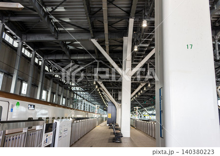 新幹線ホームの風景 富山駅 駅構内と停車中の車両 新幹線ホームの風景 富山駅 駅構内と停車中の車両 140380223
