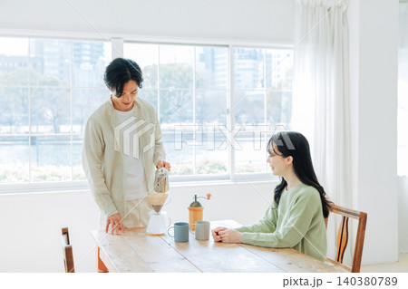 コーヒーを淹れる男性と見つめる女性 コーヒーを淹れる男性と見つめる女性 140380789