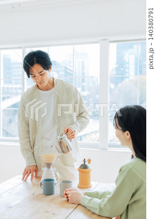 コーヒーを淹れる男性と見つめる女性 コーヒーを淹れる男性と見つめる女性 140380791