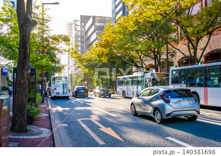 中央区役所前の信号から明治通りの道を見て西側の景色　道路　赤坂方面　車多め風景 140381698
