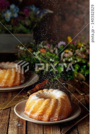 Easter cakes and spring flowers on an old wooden table. 140382829