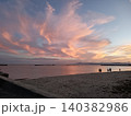 夕日に染まる雲 140382986