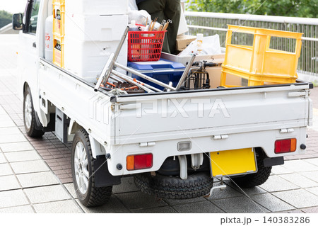 荷台に道具を満載したお祭りの準備風景 140383286