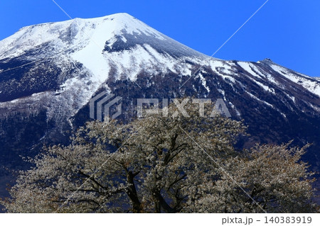 春の青空に映える岩手山 春の青空に映える岩手山 140383919