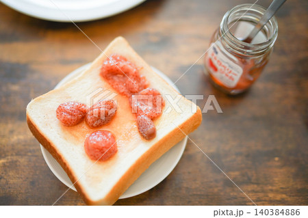 いちごのジャムと分厚い食パン いちごのジャムと分厚い食パン 140384886