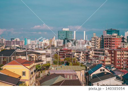 神奈川区の住宅街と高層ビル群 神奈川区の住宅街と高層ビル群 140385054