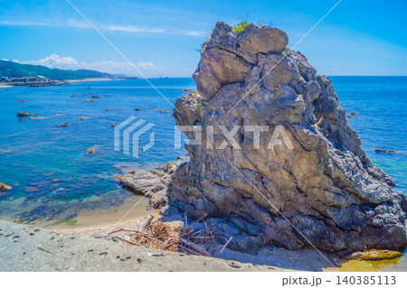 海辺に立つ巨岩 140385113