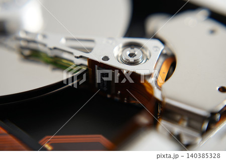 分解されたハードディスクドライブのイメージ 140385328