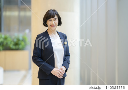 カメラ目線で笑顔の60代のビジネスウーマン ポートレート カメラ目線で笑顔の60代のビジネスウーマン ポートレート 140385356