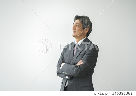 腕組みをして微笑むシニアのビジネスマン 140385362