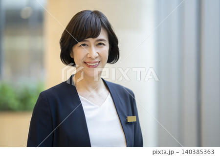 カメラ目線で笑顔の60代のビジネスウーマン ポートレート 140385363