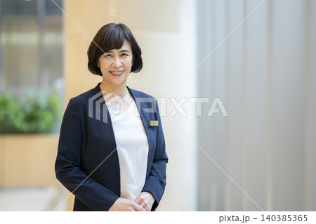 カメラ目線で笑顔の60代のビジネスウーマン ポートレート 140385365