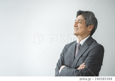 腕組みをした笑顔のシニアのビジネスマン　横顔 140385389