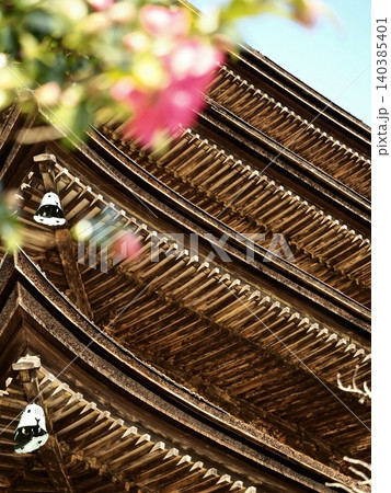 古い寺社建築の屋根構造と和の趣を感じる風景 古い寺社建築の屋根構造と和の趣を感じる風景 140385401
