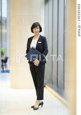 カメラ目線で笑顔の60代のビジネスウーマン ポートレート カメラ目線で笑顔の60代のビジネスウーマン ポートレート 140385409