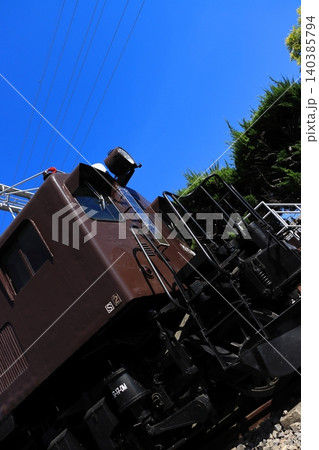 【山梨県】青空のもと美しい車体で佇むEF15形電気機関車の保存車両 140385794