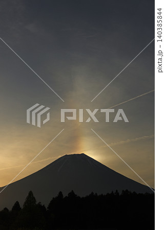富士山頂から立ち昇る七色の虹 140385844