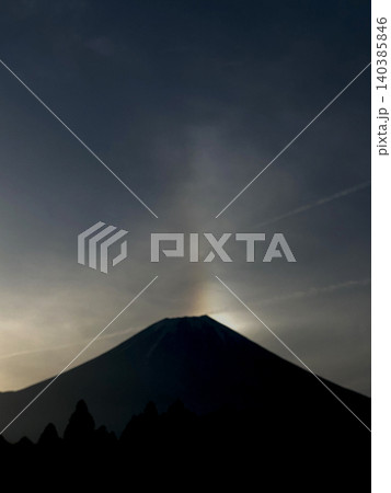 富士山頂から立ち昇る七色の虹 140385846