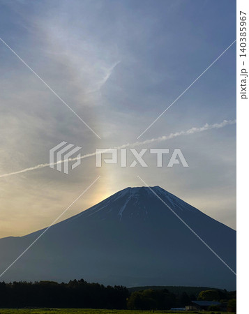 富士山の横から立ち昇る日暈が作る半弧の七色の虹 140385967