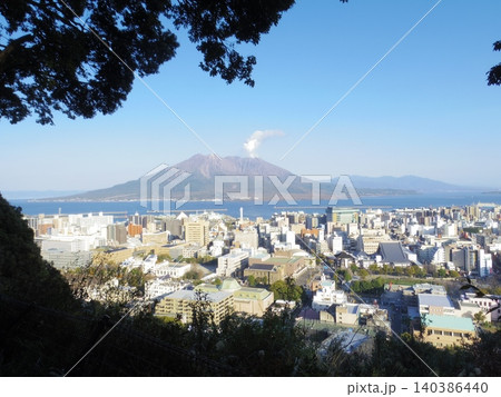 城山公園より望む桜島(鹿児島県鹿児島市) 城山公園より望む桜島(鹿児島県鹿児島市) 140386440