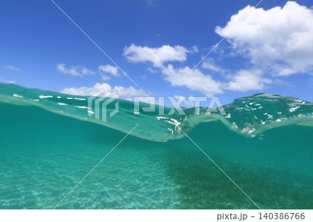 涼しげな半水面写真 涼しげな半水面写真 140386766