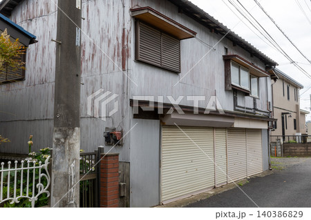 日本の茨城県の住宅街で見た古くてとても美しい建物 140386829