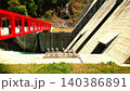 山岳地帯に築かれた大規模ダムを望む絶景スポット。 140386891