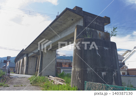 奈良県五條市・五新鉄道のコンクリート高架橋跡、昭和の土木遺産と町並みの風景 奈良県五條市・五新鉄道のコンクリート高架橋跡、昭和の土木遺産と町並みの風景 140387130