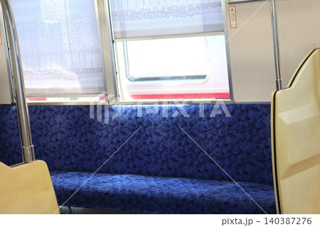 通勤で、通学で、行楽の移動等でお世話になる電車の車内 通勤で、通学で、行楽の移動等でお世話になる電車の車内 140387276