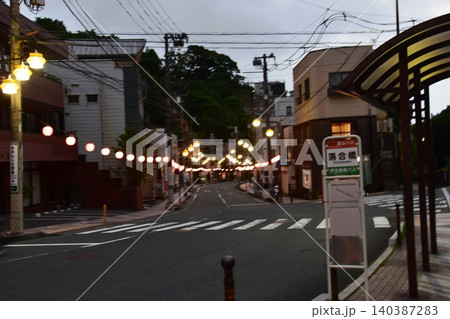 湯河原町　夕暮れ時の落合橋バス停と周辺街並み 140387283