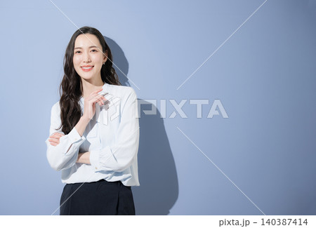 自信や信頼性の高いカッコイイハンサムな女性のビジネスイメージ　カメラ目線で笑顔で考える 140387414