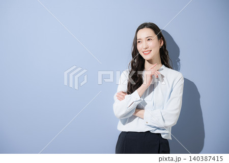 自信や信頼性の高いカッコイイハンサムな女性のビジネスイメージ　笑顔で考える 140387415