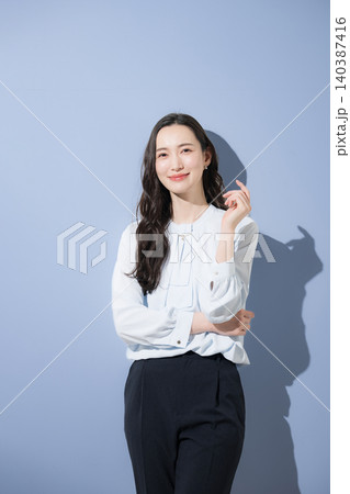 自信や信頼性の高いカッコイイハンサムな女性のビジネスイメージ　カメラ目線で笑顔で考える 140387416