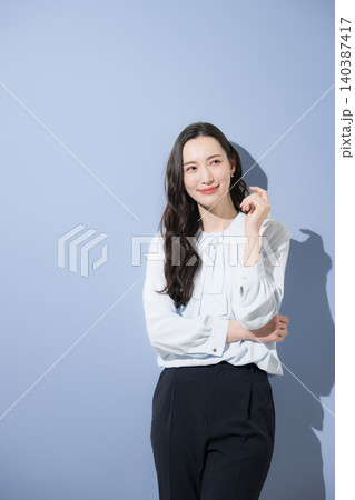 自信や信頼性の高いカッコイイハンサムな女性のビジネスイメージ カメラ目線で笑顔で考える 自信や信頼性の高いカッコイイハンサムな女性のビジネスイメージ カメラ目線で笑顔で考える 140387417