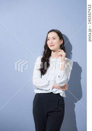 自信や信頼性の高いカッコイイハンサムな女性のビジネスイメージ 笑顔で考える 自信や信頼性の高いカッコイイハンサムな女性のビジネスイメージ 笑顔で考える 140387418