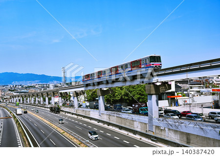 青空と快走するモノレール 140387420