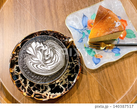 ブラックラテとチーズケーキ ブラックラテとチーズケーキ 140387517