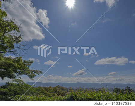 まばゆい太陽が未来を照らす初夏の青空 140387538