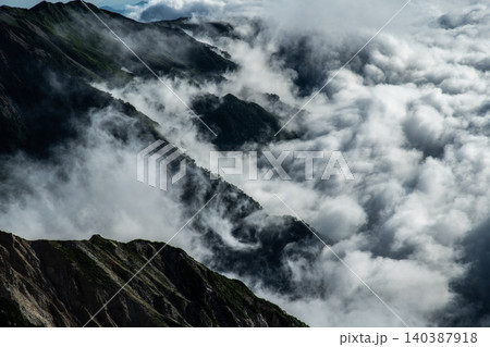 雲海に包まれる峻険な稜線と幻想的な山の景色 雲海に包まれる峻険な稜線と幻想的な山の景色 140387918