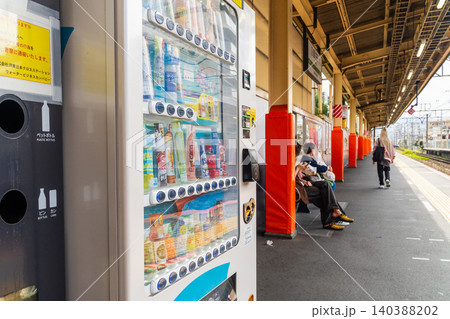 東京　飲み物自動販売機　駅のプラットホーム 140388202