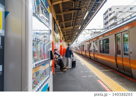 東京 飲み物自動販売機 駅のプラットホーム 東京 飲み物自動販売機 駅のプラットホーム 140388203