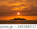 夕暮れの水平線に佇む軍艦島とドラマチックな太陽 140388517