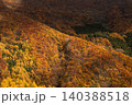 福島県・会津の山々 一面黄金色に染まる紅葉と光と影のコントラスト 140388518
