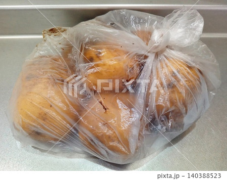 いただきものの新鮮なじゃがいも(袋入り・家庭のキッチン) いただきものの新鮮なじゃがいも(袋入り・家庭のキッチン) 140388523