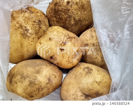 袋を開けた新鮮なじゃがいも(農家直送・家庭のキッチン) 袋を開けた新鮮なじゃがいも(農家直送・家庭のキッチン) 140388524