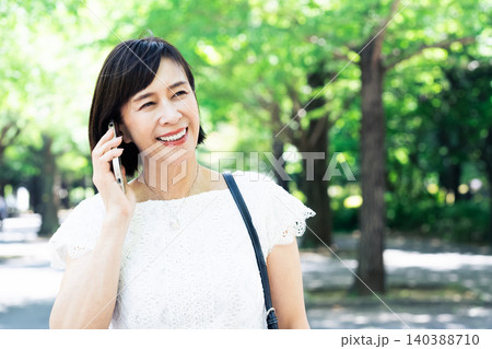 スマホで話す女性 スマホで話す女性 140388710