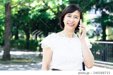 スマホで話す女性 140388715