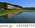 鉄道　列車　JR  山陰本線　京都口　みどり　緑　夏　田園　田んぼ　水鏡　夏 140388759