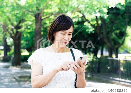 スマホを操作する女性 140388833